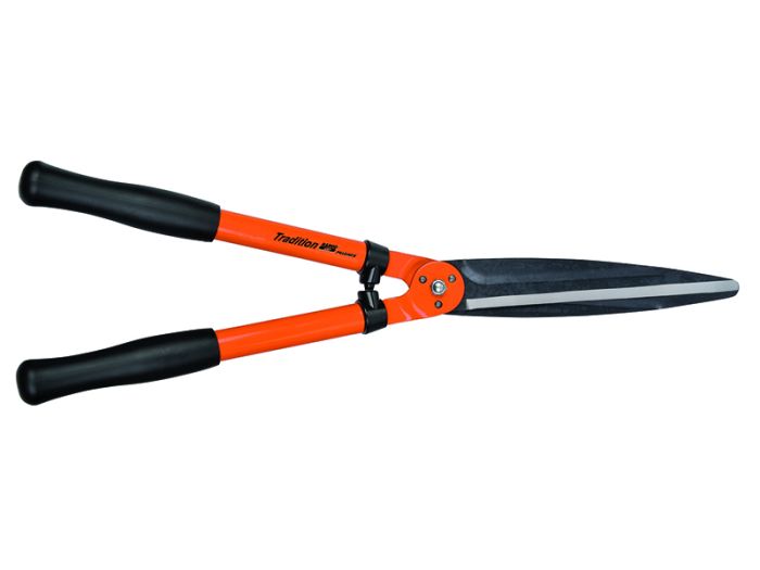 Tvirtos TRADITION serijos žirklės visų tipų gyvatvorėms. Bendras ilgis 580 mm. Geležčių ilgis 25cm. Atnaujintas modelis! Dabar ir keičiamos dalys - amortizatoriai ir centrinė veržlė. BESTSELERIS!
